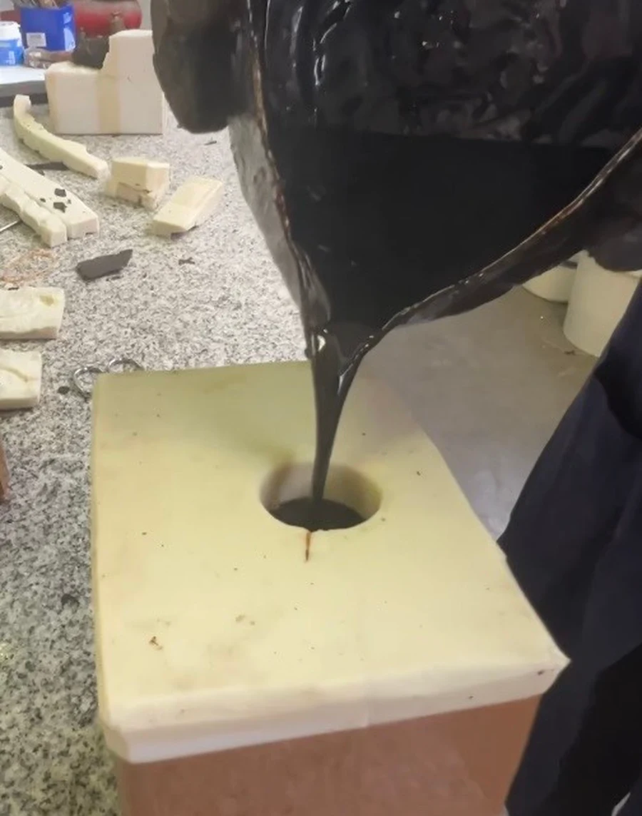 La colata del bronzo: il momento in cui la scultura prende forma.