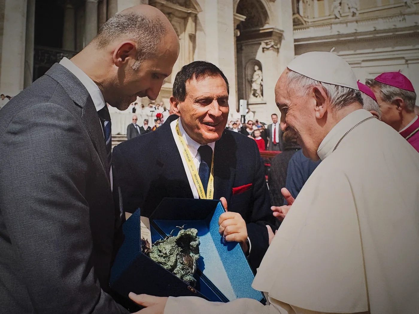 La consegna dell'opera nelle mani di Papa Francesco.