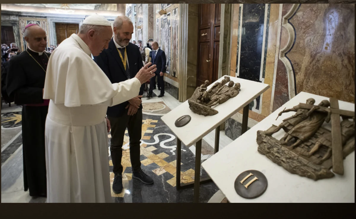 Un altro momento della benedizione papale, in Vaticano.