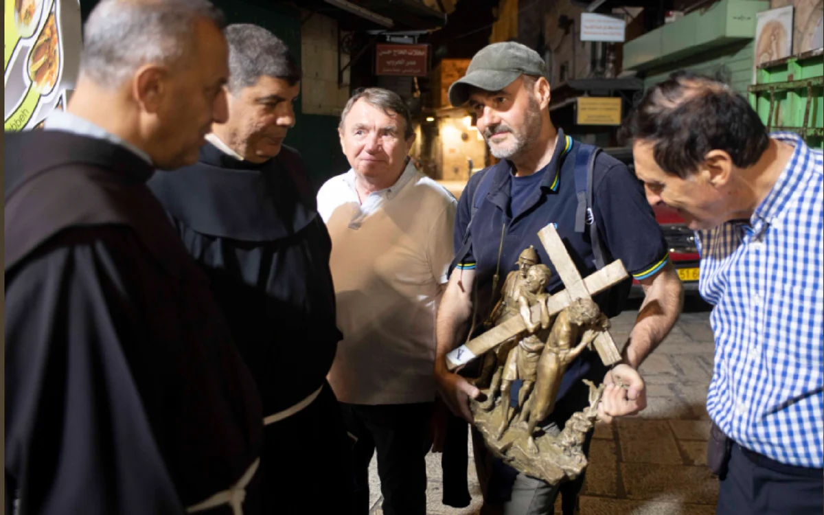 Il Maestro Mutto a Gerusalemme, sulla Via Dolorosa, con una delle stazioni della Via Crucis.