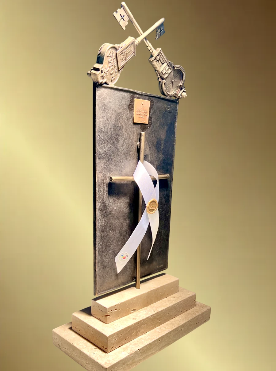 Sul retro, la croce in bronzo sigillata con nastro di seta bianca e ceralacca: il rito della sigillatura.