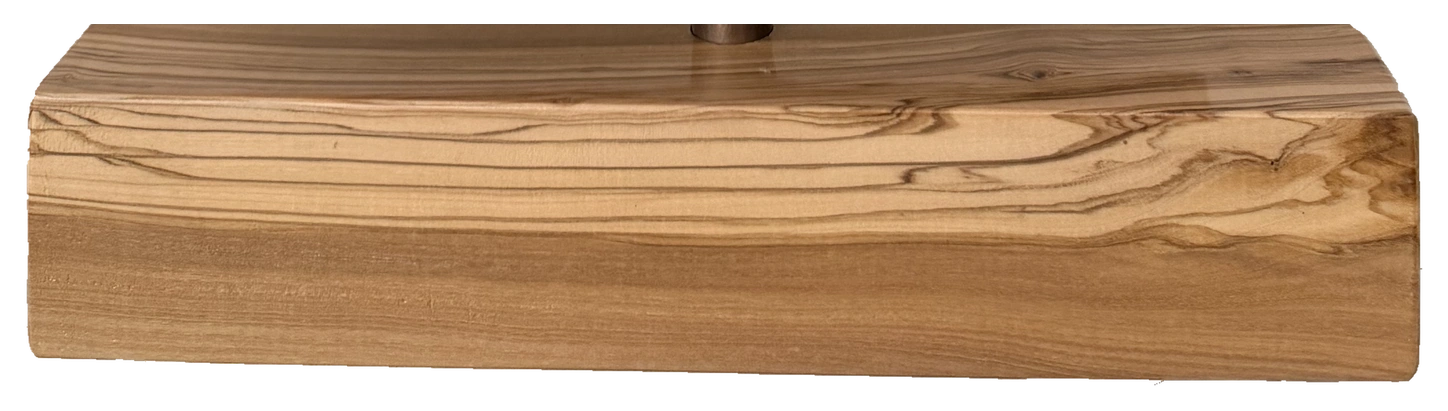 La base in legno di ulivo e le sue venature naturali.