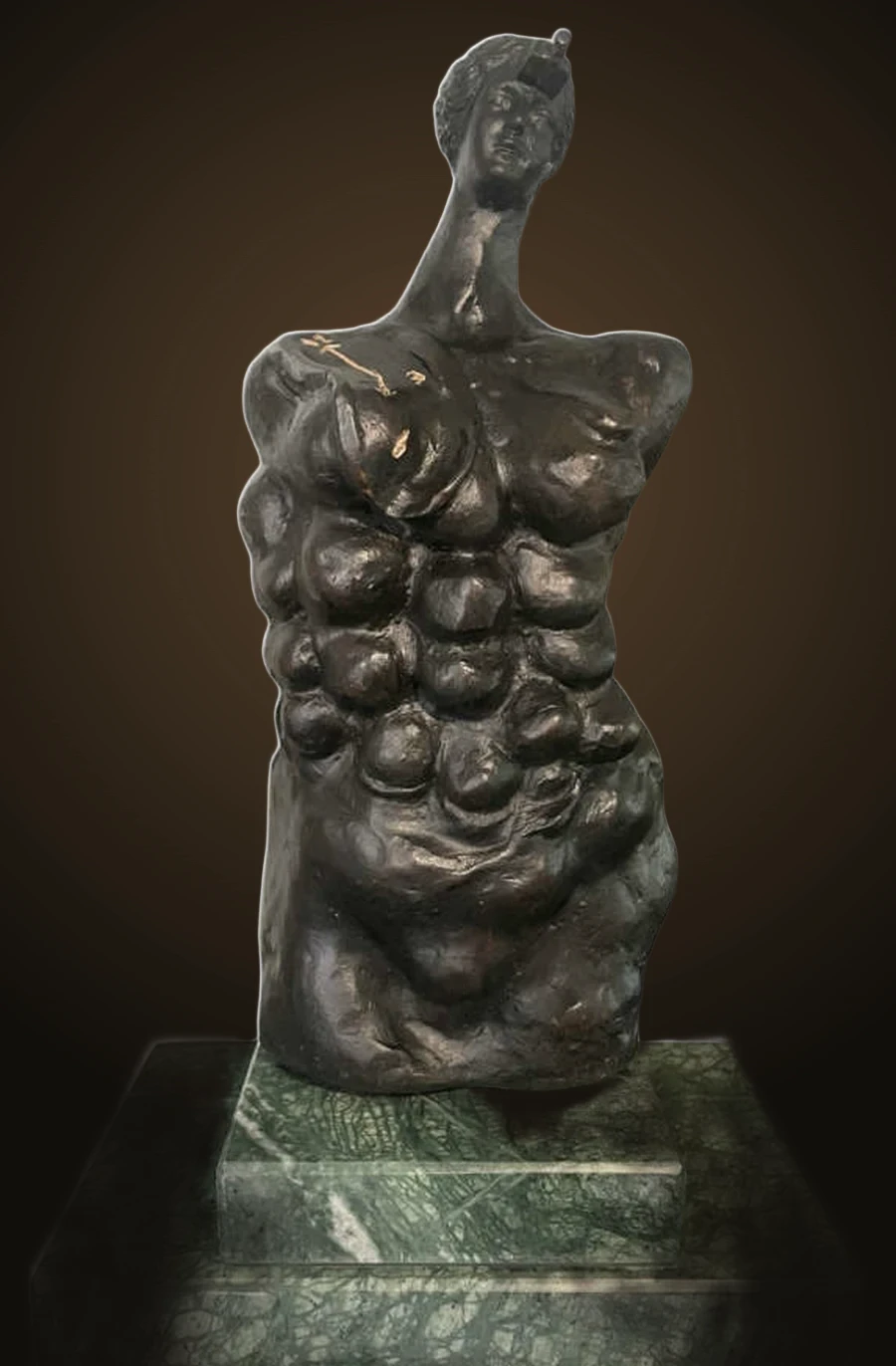 Il busto visto di profilo, sulla base in marmo.