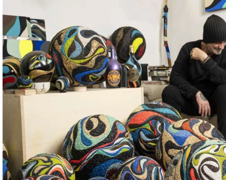 L'atelier dell'artista, fra le Arche in lavorazione.