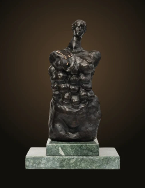 Maternità, Salvador Dalì — Il busto in bronzo su base di marmo Guatemala: forme che si intrecciano fra protezione, origine e mistero.