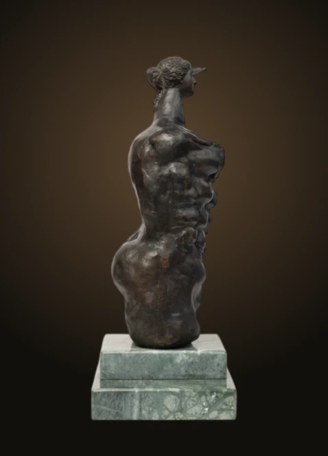 Un dettaglio del volto e del panneggio scultoreo.