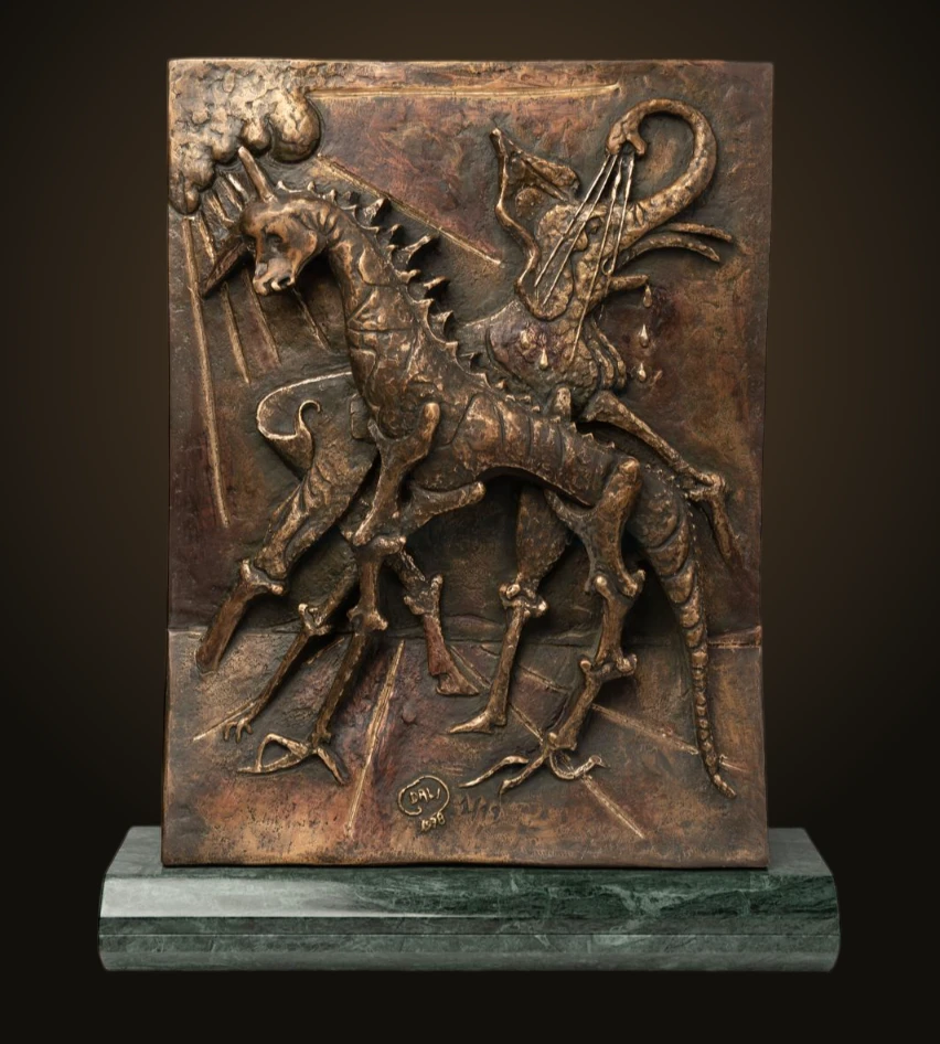 La Nascita degli Animali, Salvador Dalì — Il bassorilievo in bronzo: la creazione che esplode dalla materia, fra simbolismo onirico e visione surreale.